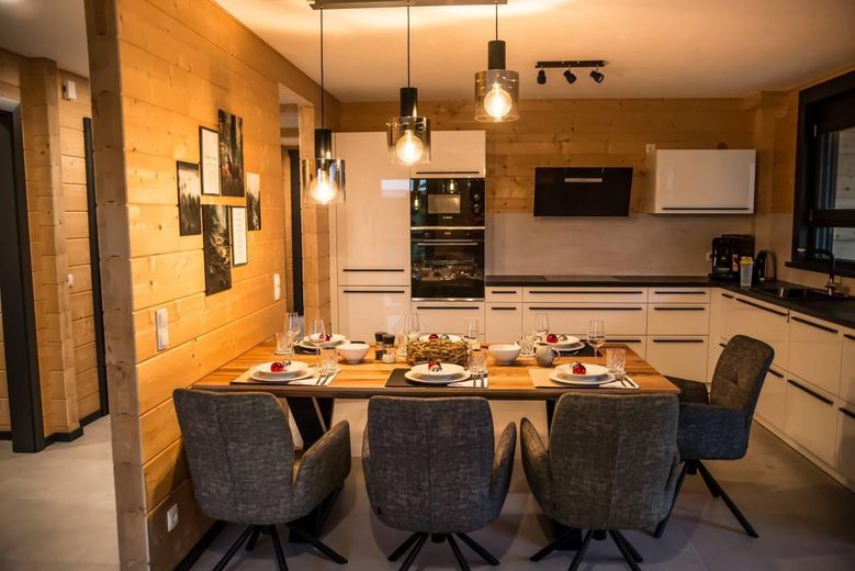 Möbliertes Holzhaus mit 2 Wohnungen, Garten, Balkon, inkl. Küchen - Windschläg 970.000€ zzgl. MwSt. – Küche EG