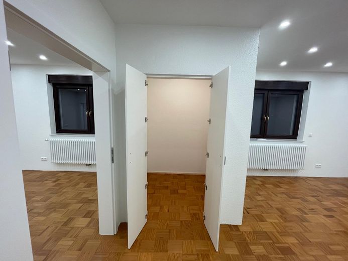 One max. two-person apartment, €980 cold rent, non-smokers, Böblingen centre – Begehbarer Kleiderschrank 