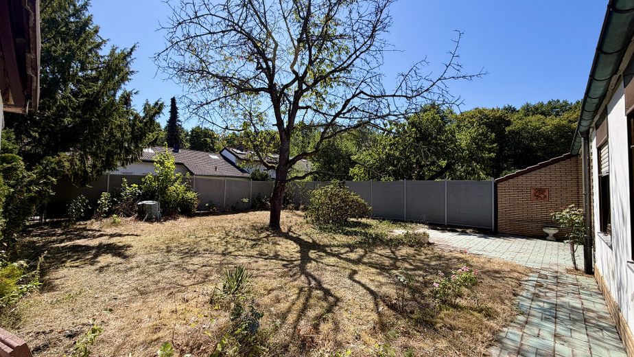 Rohdiamant in Top-Lage: Ebenerdiger Bungalow mit großem Garten – viel Platz für Familien – Garten