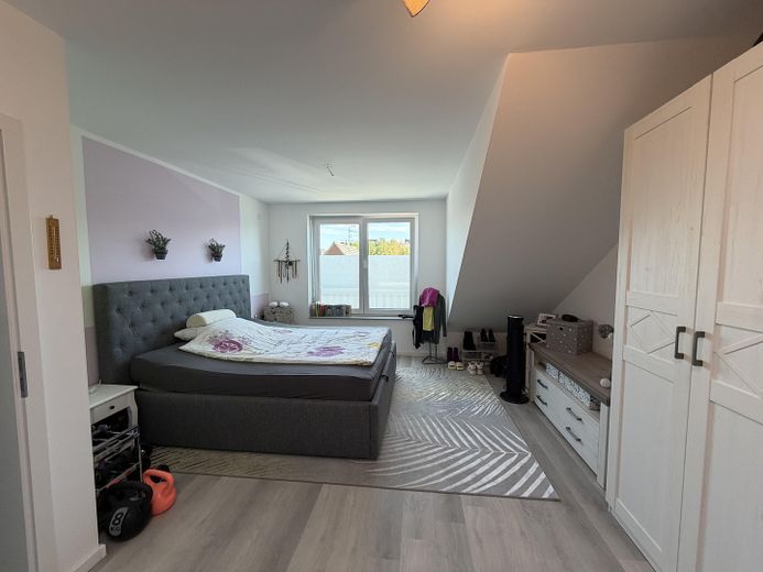 Premium 3-Zimmer-Maisonette-Wohnung mit offener Wohn-Ess-Küche, Dachterrasse & Fußbodenheizung – DG Schlafzimmer