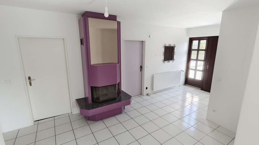 Bröckel - großes Familienhaus mit hohem Freizeitwert, Vollkeller und Garage – Diele mit Kamin