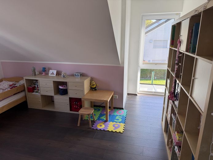 Modernes Massivhaus in ruhiger Neubausiedlung: Südausrichtung, Terrassendach, Sauna & 9m-Garage – Großer Schlafraum links OG 2