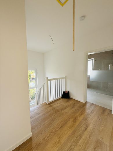 ✨ Modernes Neubau-Einfamilienhaus 3 Schlafzimmer Garten Fussbodenheizung Erstbezug ✨ – Flur OG