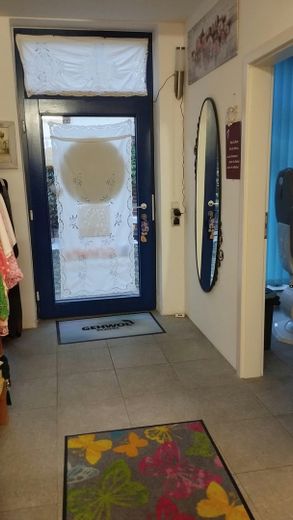 Gemütliche 2-Zimmer-Wohnung teilmöbliert mit Einbauküche und Klimaanlage barrierefrei – Eingangsbereich WHG