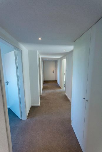 Helle 4-Zimmer Wohnung mit Einbauküche in zentraler Lage – Flur