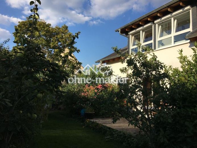 Moderna casa unifamiliare con giardino, molto spazio e collegamenti perfetti – Foto 1