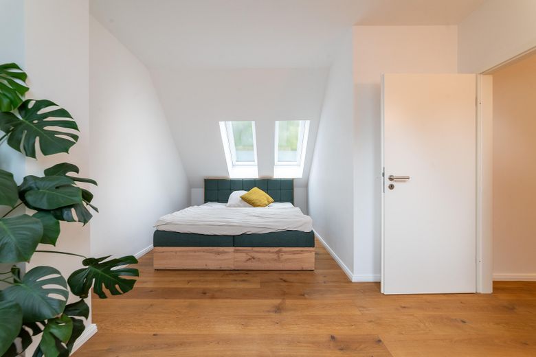 Provisionsfrei: Exklusives EFH mit Remise bei Potsdam & Berlin – Schlafzimmer