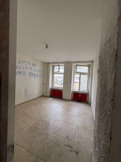 Centrale e tranquillo nell’edificio sul retro tra la metropolitana Bayerischer Platz e Eisenacher Str. – Blick ins große Zimmer heute