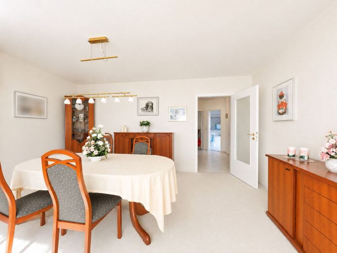 Viel Platz für Ihre Familie - Haus mit wunderschönem
Garten &amp; Einliegerwohnung – Freundlicher Essbereich für schöne Momente