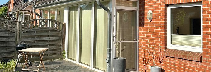 Vorderansicht mit Terrasse