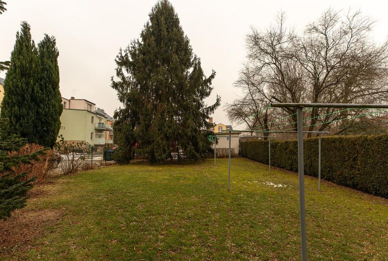 Stylish 3-room apartment with high-quality fitted kitchen and shared use of the garden – Garten