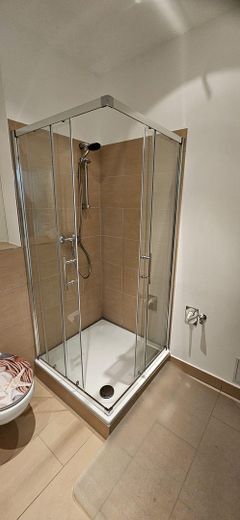 ruhige und helle 2-Zimmer-Wohnung in Toplage, bezugsfrei – Badezimmer Bild 1