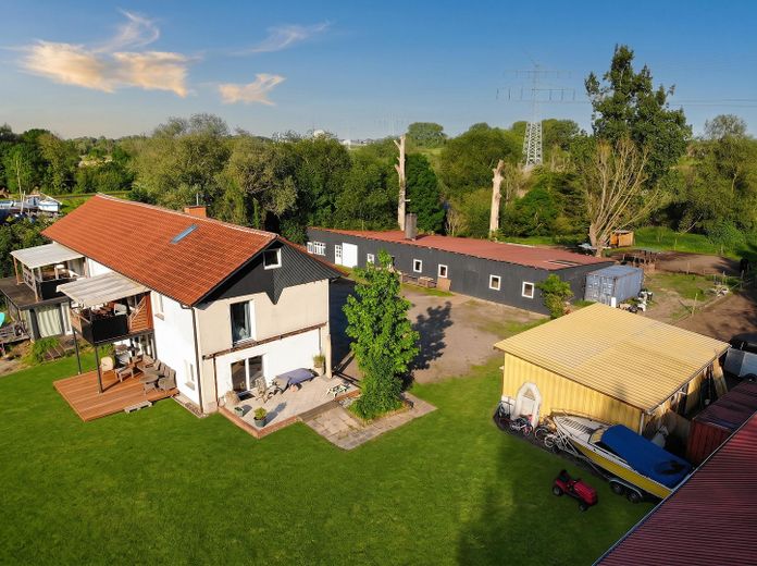 Einzigartiger Resthof / Schwinger Yachthafen / 3 Wohneinheiten, Reitanlage & Pferdestall / Stade – Blick von oben auf die Gebäude