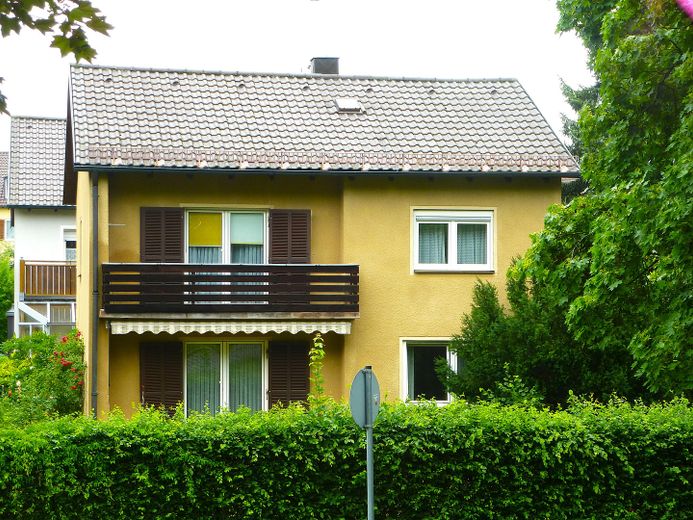 Gepflegtes Einfamilienhaus mit großem Garten – Blick auf die Südseite