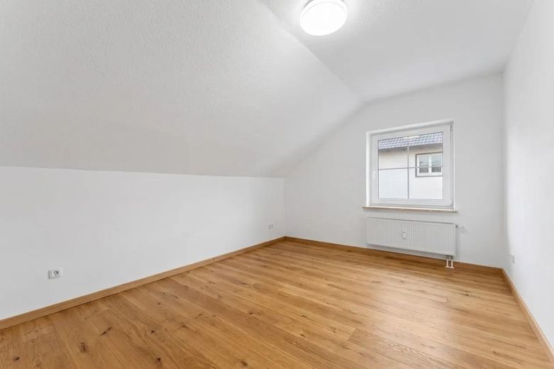 Renovierte 5-Zimmer-Dachgeschosswohnung mit Balkon, Garage und Effizienzklasse A+ – provisionsfrei – Zimmer 1 mit Dachschräge