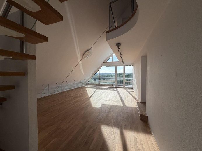 Attico su due piani con galleria e ampia terrazza sul tetto – Wohnzimmer