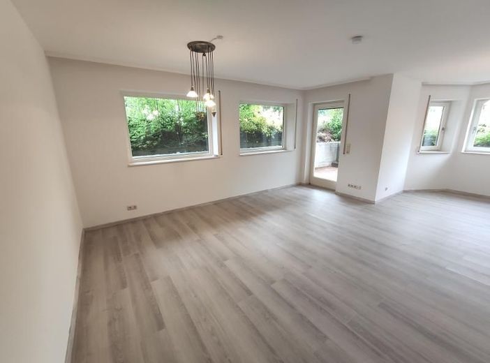 2 Zi. Souterrain Wohnung mit Terrasse und Garten (optional) – Wohnzimmer mit Zugang zur Terrasse Bild 2