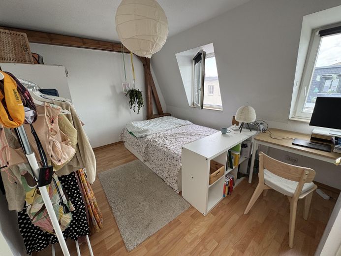 Stilvolle Altbau-Dachgeschoss 2-Zimmerwohnung mit Weitblick – Schlafen + Arbeiten