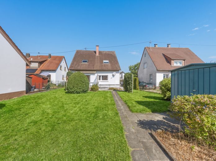 Familienhaus mit großem Garten und Potenzial – Garten