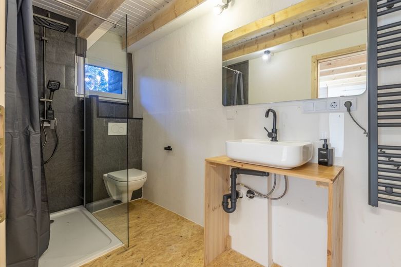 Über 8 % Rendite: Boardinghouse-Ensemble: 3 Gebäude &amp; Garten – Gebäude 3 | Einliegerwohnung_Badezimmer