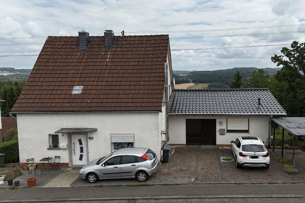 Casa bifamiliar cerca de Hachenburg – inversión, sin comisión