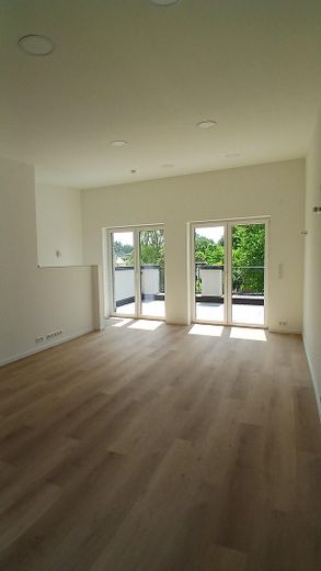 Construction neuve – Première occupation | Appartement duplex de 2 pièces | Terrasse sur le toit | Cuisine équipée – Wohnbereich
