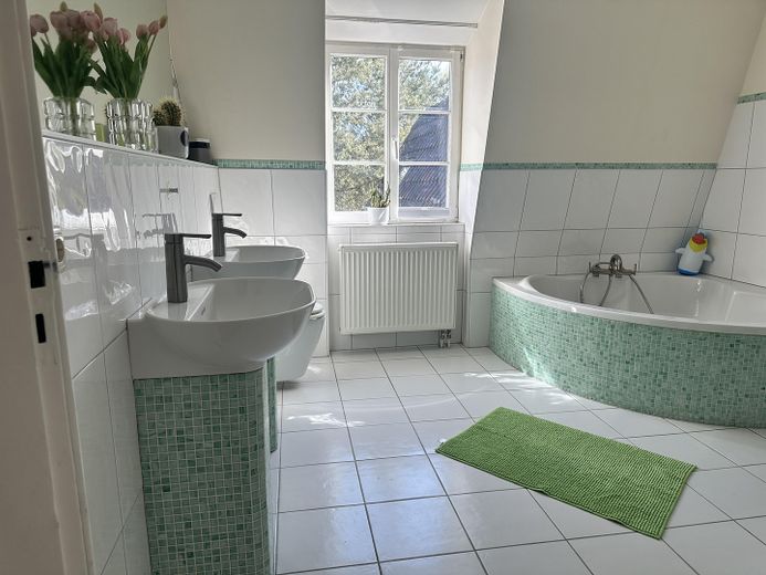 Villa mit Gutshauscharakter auf 3500m²-unverbaubarer Seeblick in Kieler Stadtrandlage – Badezimmer 1. OG