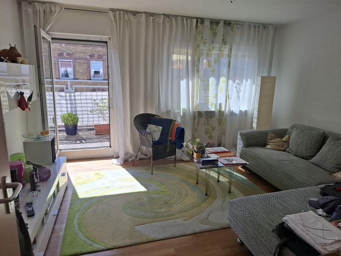 Wunderschöne 3-Zimmer-Wohnung mit Dachterrasse und Balkon in der KA-Oststadt – Wohnzimmer
