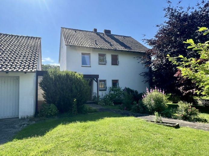 Viel Raum für Ideen: Zweifamilienhaus mit großem Garten, Garagen und Nebengebäude in Gohfeld – Straßenansicht