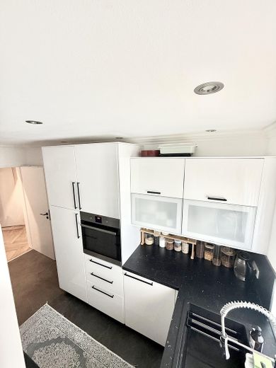 Provisions- & bezugsfrei: Sanierte 4-Zimmer Wohnung mit Klima & Garage – Küche