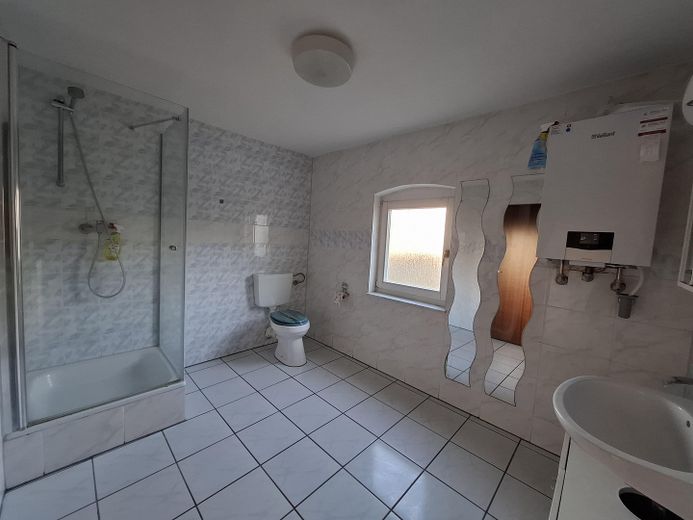 NIEDROGIE MIESZKANIE W SPOKOJNEJ OKOLICY Z TARASEM!!! – Badezimmer
