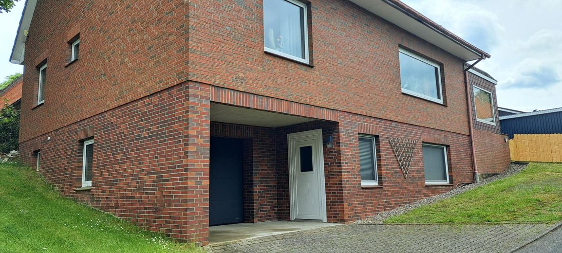 Ansicht mit Garageneinfahrt
