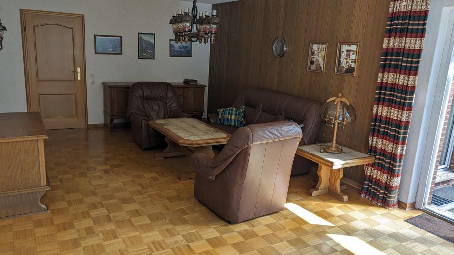Freistehendes EFH mit Einliegerwohnung, Doppelgarage & großem Grundstück – EG_Wohnen_3