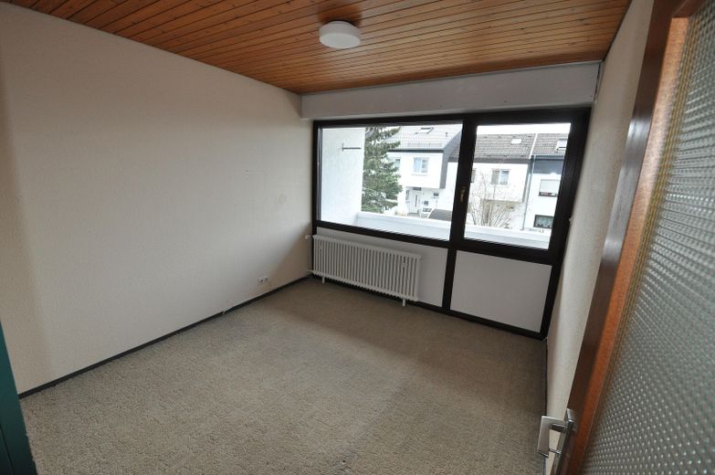 Privat: Familienfreundliches Reihenhaus mit Garten & Garage in bester Lage, Böblingen-Tannenberg – Arbeitszimmer