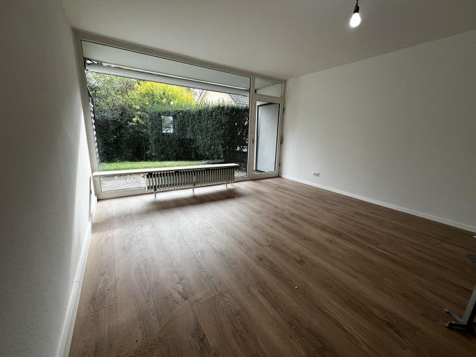 Zentral & grün: 3-Zimmer-Wohnung mit Garten & EBK in Hehlentor – Wohnzimmer