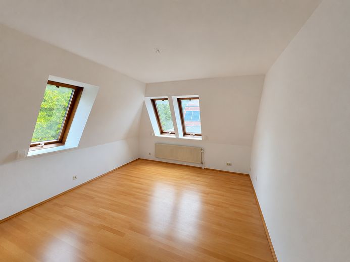 Großzügige lichtdurchflutete 4-Zi Wohnung mit EBK, Balkon und Dachterrasse – Zimmer 2