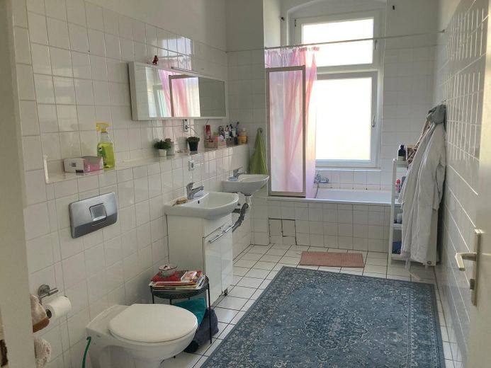 Provisionsfrei. Großzügige Altbauwohnung im Herzen Neuköllns. Bezugsfrei ab dem 1.8.26 – Bad