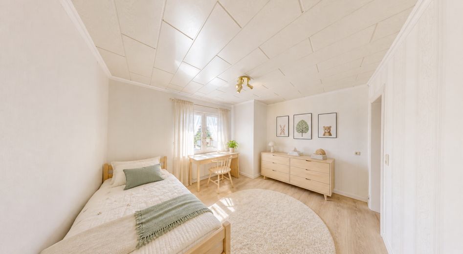 Familienhaus mit 162 m², Wintergarten und Garten in zentraler Lage von Burg bei Magdeburg – Schlafzimmer Straßenseite rechts Visualisierung (virtuell eingerichtet)