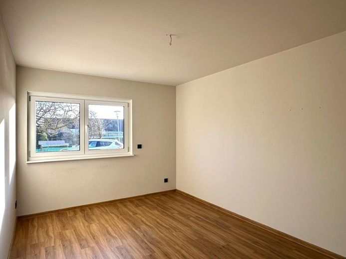 Jetzt Miete möglich! Winkelbungalow 5 km bis Neubrandenburg, Baujahr 2022, Doppelgarage, EBK,Carport – Kinderzimmer