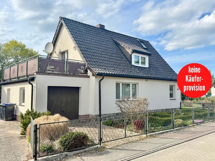 HORN IMMOBILIEN ++ Haus mit Doppelgarage und Nebengebäude in Wodarg bei Altentreptow, ruhige Lage – Hausansicht