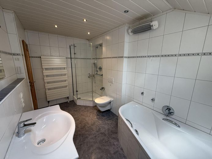 Familienidyll mit Wintergarten in der Dodesheide – Badezimmer - Bild 1
