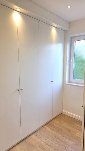 Senza provvigione: comfort abitativo senza compromessi – Spazioso, moderno e studiato nei minimi dettagli – Ankleide