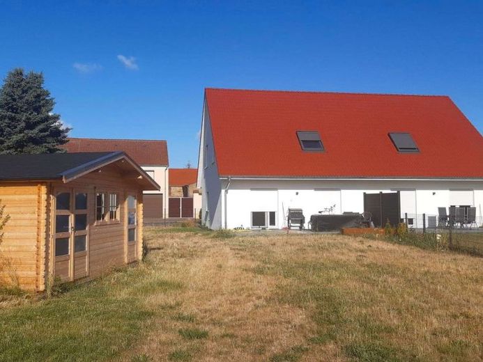 Neuwertiges Niedrigenergiehaus mit Einbauküche, Garten und Gartenhaus – Foto 1