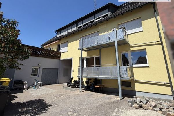 Pacchetto di 5 appartamenti di proprietà con garage e posti auto in un curato edificio residenziale di 6 unità.
