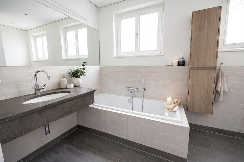 Luxuriöse, moderne 5-Zimmer Maisonette Wohnung mit TG-Stellplatz und Balkon in Südwest-Lage – Master-Badezimmer Ansicht 1