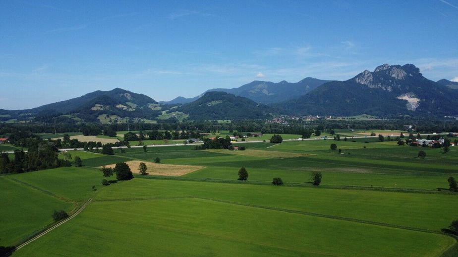 Baugrundstück mit bereits erbrachten Bauleistungen für den Bau einer Doppelhaushälfte – Leben nah an den Bergen