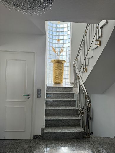 Exklusives Wohnen in bester Lage – Traumgarten mit Pool inklusive – TREPPENHAUS EG