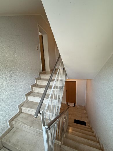 Treppenhaus mit Eingang links