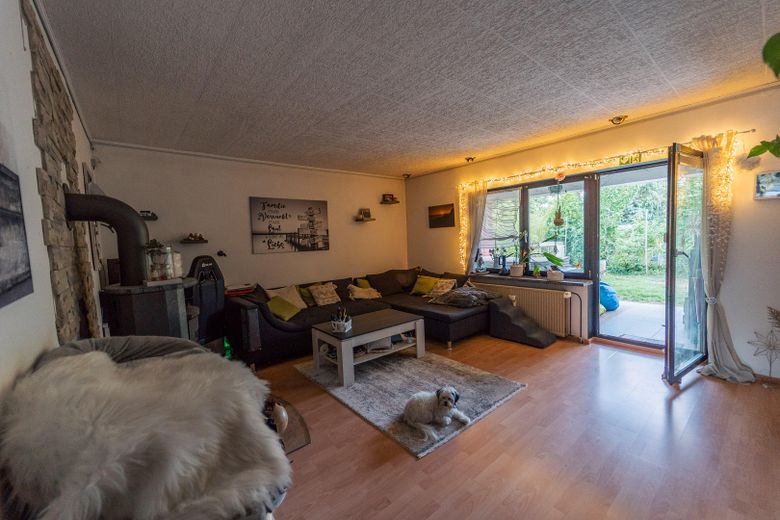 Oasi verde nell’idilliaca Zernsdorf su 1.130 m² con laghetto, sauna e serra – Wohnzimmer mit Kamin