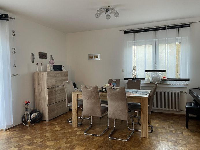 Doppelhaushälfte mit großem Garten & Ausbaupotenzial im Musikerviertel Geretsried – Wohnzimmer Essbereich